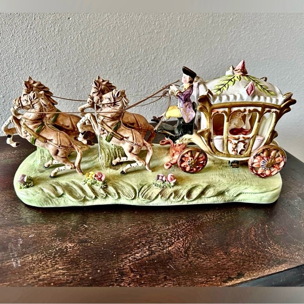 Vintage Capodimonte japan. porcelain Cinderella stage coach carriage nwt